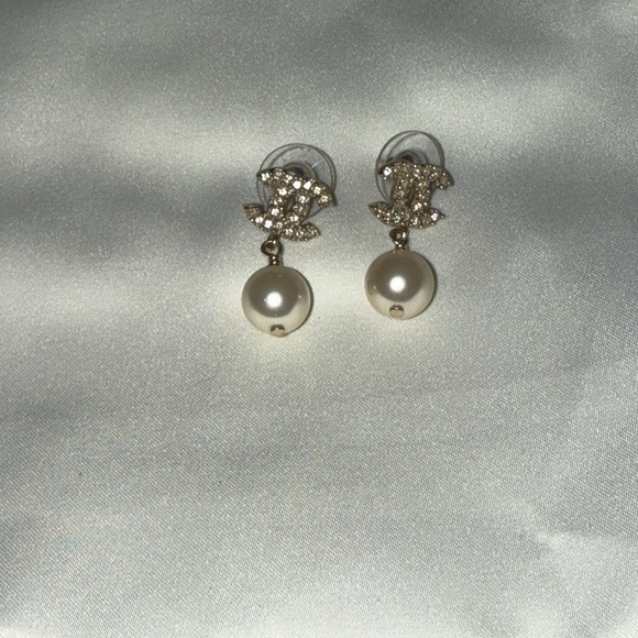 Preloved Chanel CC earrings with pearls excellent condition has stamp - Picture 1 of 5